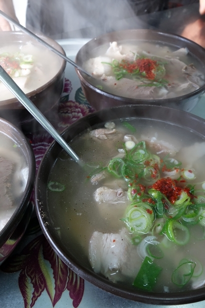 할매국밥 맛의 비결은 40년 이상 된 두 개의 알루미늄 솥에서 고기를 연신 삶는 것에 있다.