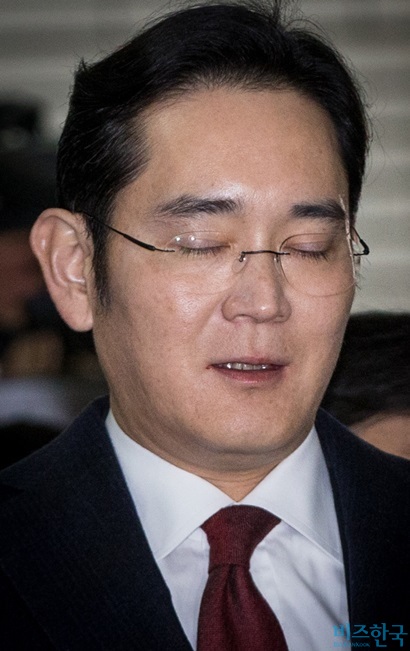 박영수 특별검사팀의 선택은 이재용 삼성전자 부회장에 대한 ‘사전 구속영장 청구’였다. 지난 12일 오전 피의자 신분으로 특별검사팀 사무실에 출석하고 있는 이 부회장. 사진=최준필 기자