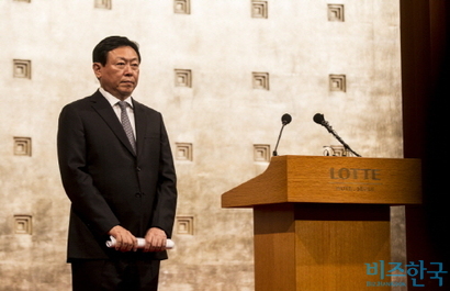 신동빈 롯데그룹 회장이 지난해 10월 서울 중구 롯데백화점에서 열린 검찰 수사 관련 사과 및 경영 쇄신안 발표를 하고 있다. 사진=고성준 기자