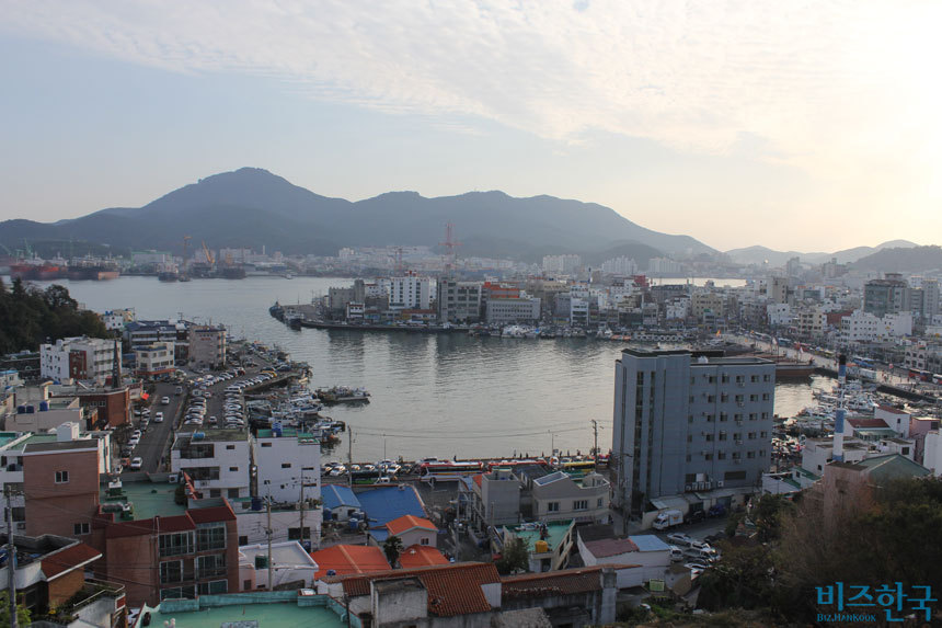 뭔가에 베어 먹힌 듯 내륙 깊숙이 파고 들어와 앉은 통영 항구. 덕분에 육지는 더 가깝고 파도는 잔잔하다.