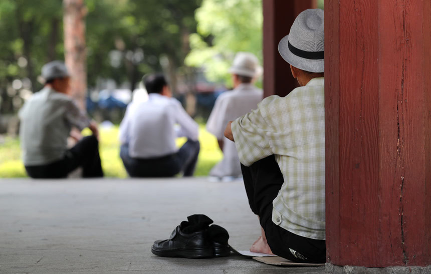 한국경제가 일본을 따라간다고 주장하는 사람들은 일본의 고령화로 인한 부동산시장 붕괴를 언급한다. 과연 그럴까. 사진은 탑골공원에 모인 노인들의 모습으로 기사의 특정 내용과 관련 없다. 사진=연합뉴스