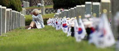 서울 동작동 국립서울현충원을 찾은 최점례 씨(99) 가 월남전에서 전사한 큰 아들의 묘비 앞에서 눈물을 흘리고 있다. 사진=연합뉴스