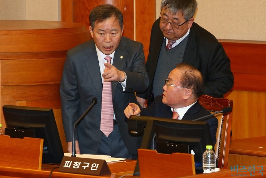 탄핵심판 16차 변론에서 박근헤 대통령 법률대리인단 김평우, 조원룡, 이동흡 변호사(왼쪽부터)가 이야기를 나누고 있다. 이날 막말 변론을 서슴지 않은 대리인단은 다음주 최종변론에서 또 한 번 헌재 흔들기를 시도할 것으로 알려졌다. 사진=사진공동취재단