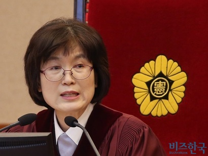 이정미 소장 권한대행이 지난 2월 27일 헌법재판소 대심판정에서 열린 박근혜 대통령 탄핵심판 최종변론을 주재하고 있다. 사진=사진공동취재단