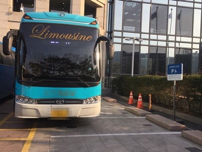 여의도 LG 트윈타워 야외 주차장에 한 대형버스가 장애인 전용 주차구역을 불법 점유하고 있다. 사진=박혜리 기자