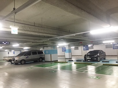 삼성타운에서는 불법주차 차를 발견하지 못했지만 바닥면의 장애인 전용 주차구역 표시가 규정대로 되어있지 않다. 사진=박혜리 기자