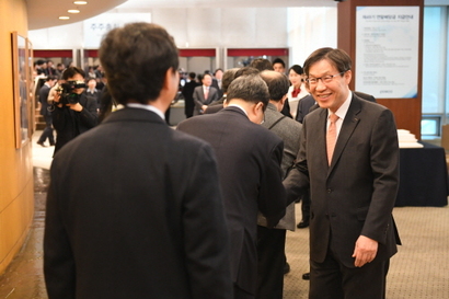 권오준 포스코 회장이 지난 10일 열린 주주총회를 마치고 참석자들과 악수하고 있다. 사진=포스코