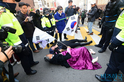 세상에서 제일 무서운 중독은 사람, 특히 정치인에 대한 맹목적 중독이 아닐까. 사진=고성준 기자