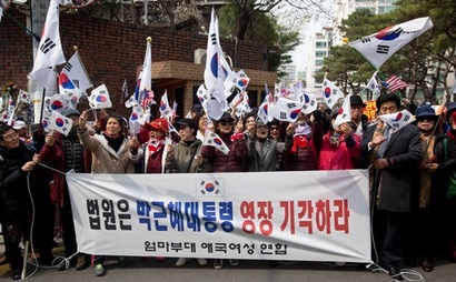 박근혜 전 대통령의 영장실질심사를 앞두고 있는 28일 오후 서울 강남구 삼성동 박 전 대통령 자택 앞에서 지지자들이 태극기를 흔들며 구호를 외치고 있다. 사진=고성준 기자