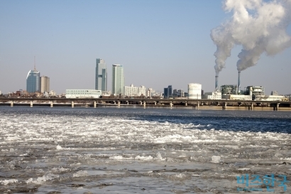 서울 당인리 발전소는 우리나라 최초의 석탄 발전소이나, 환경 오염을 이유로 1993년부터 LNG 발전으로 전환 운영되고 있다. 사진=비즈한국DB