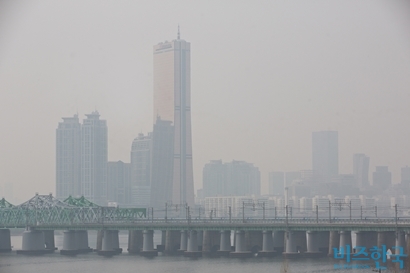 한강대교 인근에서 바라본 서울 도심이 미세먼지로 가득 차 있다. 사진=고성준 기자