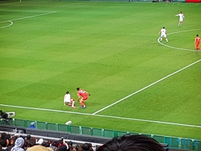 경기 중간 서로 엉켜 넘어진 두 선수는 약 30초간 앉아 있다 결국 심판이 끝내 봐주지 않자 자리를 털고 일어났다.