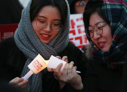 촛불집회가 변화를 가져올 수 있었던 것은 서로 다른 우리가 손잡고 함께했기 때문이다. 사진=사진공동취재단