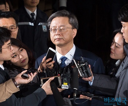 직권남용 및 직무유기 등의 혐의를 받는 우병우 전 청와대 민정수석이 6일 오전 서울 서초구 서울중앙지검에 출석하고 있다. 사진=최준필 기자