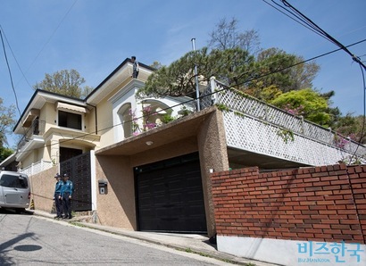 박근혜 전 대통령이 삼성동에서 내곡동으로 자택을 옮겼다. 이 집의 이전 소유자는 A라는 이름을 내건 개인사업자 이승진 씨다. 이 씨의 딸인 연예인 신소미 씨가 최근 3년 동안 이 집에서 살았던 것으로 알려졌다. 사진=고성준 기자
