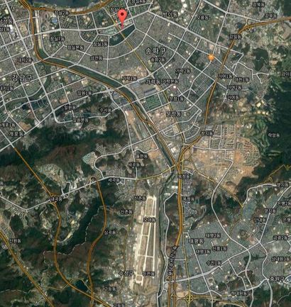 위쪽 빨간 점은 롯데월드 타워, 하단에는 서울공항 활주로가 보인다. 사진=구글 지도 캡처