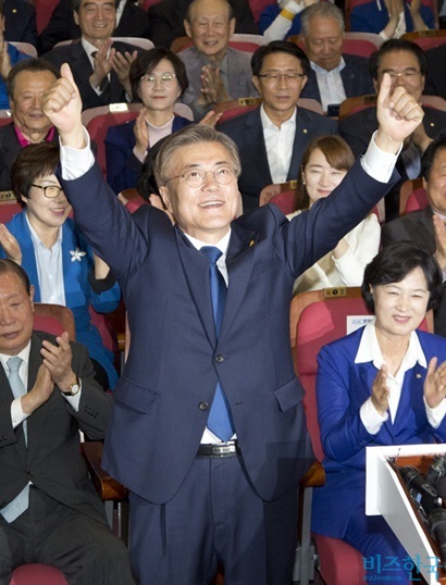 9일 오후 방송3사 출구조사에서 1위를 차지한 문재인 후보가 국회 의원회관에 마련된 더불어민주당 개표상황실을 방문해 환호에 답하고 있다. 사진=이종현 기자