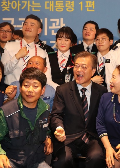 문재인 대통령이 12일 인천공항공사에서 열린 ‘찾아가는 대통령, 공공부문 비정규직 제로시대를 열겠습니다!’ 행사를 마친 뒤 참석자들과 기념촬영을 하고 있다. 사진=연합뉴스