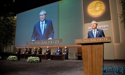 1일 열린 제27회 호암상 시상식에서 삼성 총수일가의 불참으로 손병두 호암재단 이사장이 시상식을 주관하고 있다. 사진=이종현 기자