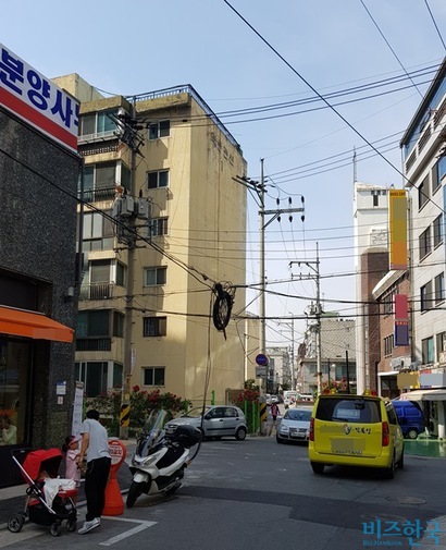 갈현동 주민들은 인도와 일반도로 사이의 콘크리트바닥에 매립된 LG유플러스와 CJ헬로비전의 광케이블선 때문에 비오는 날마다 감전될까봐 두려워했고, 어린이들이 뛰어놀면 노심초사했다고 얘기한다.  사진=유시혁 기자