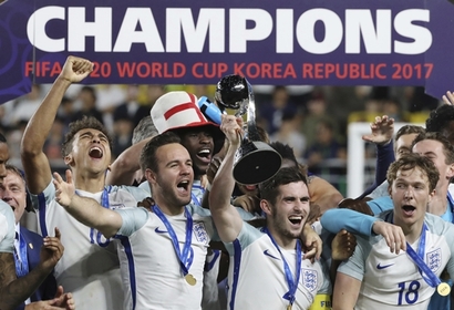FIFA U-20 월드컵 코리아 2017 결승전에서 베네수엘라를 꺾고 우승한 잉글랜드 선수들이 세리머니를 하고 있다. 사진=AP연합