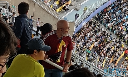 베네수엘라 국기까지 두르고 열성적으로 응원하는 팬. 사진=민웅기 기자