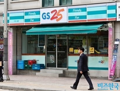 프랜차이즈 브랜드 중에서 영업점이 가장 많은 브랜드 국내 편의점 3사(CU, GS25, 세븐일레븐)다. 1000개 이상의 영업점을 관리하는 프랜차이즈 브랜드 31개사이며, 편의점 3사의 폐업률과 명의변경건수는 10위권 이내다.  사진=비즈한국DB