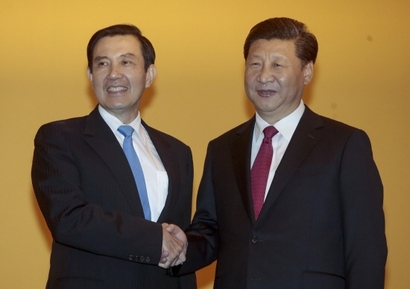 중국과 대만 양안이 1949년 분단 이후 66년 만에 처음으로 2015년 11월 싱가포르에서 정상 회담을 가졌다. 시진핑 중국 국가주석(오른쪽)과 마잉주 타이완 총통이 악수하고 있다. 사진=EPA/연합뉴스