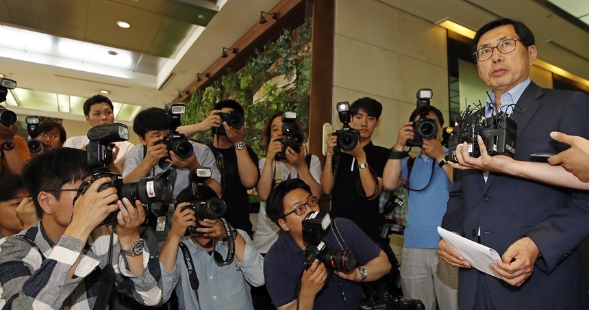 법무부 장관으로 지명된 박상기 경제정의실천시민연합 공동대표 겸 연세대 법학전문대학원 교수가 6월 27일 오후 서울 종로구 적선동 청문회 준비사무실 앞에서 소감을 밝히고 있다.  사진=연합뉴스