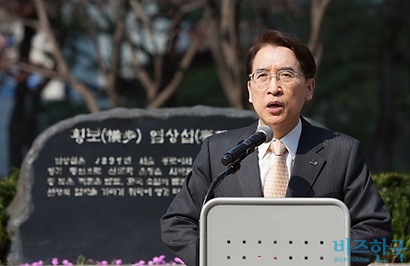 2014년 4월 ‘횡보 염상섭의 좌상(坐像)’ 이전 제막식에서의 신창재 교보생명 회장. 사진=비즈한국DB