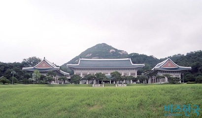 수많은 풍수지리학자들이 청와대를 흉지의 대명사로 여기고 있다. 신석우 풍수지리학자는 서울 내에 가장 좋은 명당 터로 정독도서관을 지목, 이곳으로 청와대가 이전하길 권한다. 사진=비즈한국DB