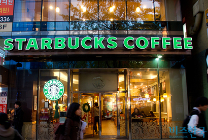 커피전문점 만족도 조사에서 스타벅스가 2015년에 이어 이번에도 1위를 차지했다. 사진=비즈한국DB