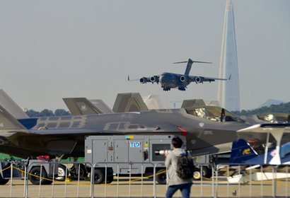 F-35A ‘라이트닝Ⅱ’ 스텔스 전투기는 비행은 없었지만 아시아에서 열린 에어쇼에 최초 참가했다는 점에 큰 의미가 있다. 사진=미 공군