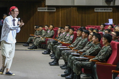 서울 노원구에 위치한 육군사관학교에서 500여 명의 군 장병이 참석한 가운데 진행된 ‘2017 군인의 품격’ 첫 번째 공연 ‘토크&미니 콘서트’에서 개그맨 김영철 씨가 강연을 하고 있다. 사진=현대차그룹 제공