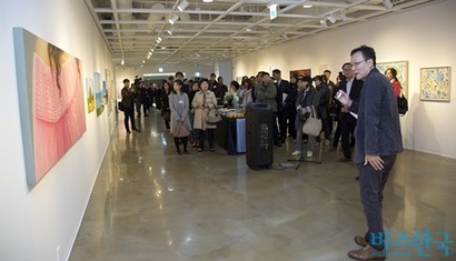 ‘한국미술응원 프로젝트 Vol.2’ 전시회 개막식에서 작품을 설명하고 있는 전준엽 비즈한국 아트에디터. 사진=이종현 기자