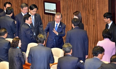 공공기관장 인선을 앞두고 낙하산 논란이 증폭되고 있다. 문재인 대통령이 1일 국회에서 시정연설을 마친 뒤 더불어민주당 의원들과 인사를 나누고 있다. 사진=국회사진공동취재단