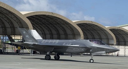 일본 오키나와에 배치된 10여 대의 F-35A 전투기들은 유사시 북폭 및 참수작전을 진행할 수 있는 실전 투입이 가능한 스텔스 전투기다. 사진=미 공군