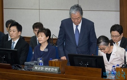 박근혜 전 대통령과 최순실 씨, 그리고 변호인들이 지난 5월 23일 오전 서초구 서울중앙지방법원에서 박 전 대통령의 592억 원대 뇌물 수수 혐의 등에 대한 첫 정식재판에 참석해 자리하고 있다. 사진=사진공동취재단