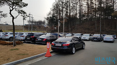 주차할 곳을 찾기 어려운 평창 동계올림픽 조직위원회 사무실 앞. 현재 평창에서 대중교통으로 이동하기는 쉽지 않다. 사진=우종국 기자