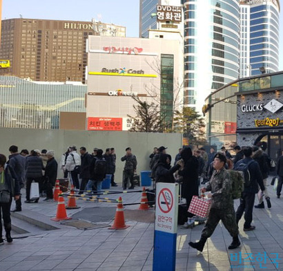 담배 가격에 포함된 건강증진부담금에는 흡연 부스 확충에 필요한 예산은 없다. 사진은 서울역 앞 흡연구역. 사진=김종용 인턴기자