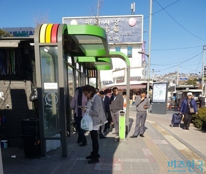 여성 흡연자에게는 유독 가혹한 시선이 쏟아지곤 한다. 동대문 두산타워 앞 흡연구역. 사진=구예지 인턴기자