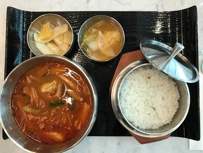 개업 전날 맛본 평화옥의 매운 곰탕 상차림. 김치류 외에 장아찌 반찬이 추가될 예정이다. 사진=이해림 제공