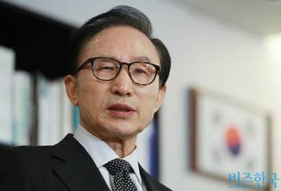 이명박 전 대통령이 자동차 부품업체 다스의 실소유주 의혹에 휩싸였다. 지난 17일 기자회견장에 모습을 드러낸 이명박 전 대통령의 모습. 사진=박정훈 기자