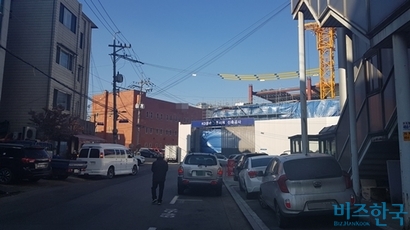 H 호텔 건너편에는 15층 높이의 KD운송그룹 사옥이 건설 중이며, 이르면 연내 완공될 예정이다. 사진=봉성창 기자