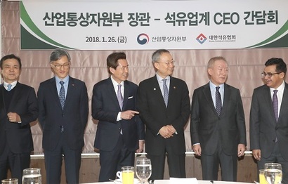 지난 1월 26일 서울 중구 롯데호텔에서 열린 석유업계 CEO간담회에서 문종박 현대오일뱅크 사장(왼쪽 첫 번째), 조경목 SK에너지 사장(왼쪽 두 번째)이 나란히 서 있다. 사진=연합뉴스