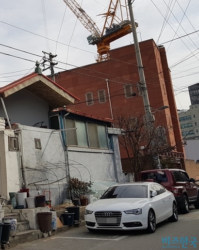 카카오 계열회사 제이오에이치가 지난해  H 호텔 이외에 뒤편의 오래된 주택도 함께 매입한 것으로 확인됐다. 사진=봉성창 기자