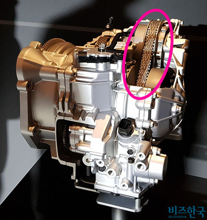 현대기아차 승용차 최초로 적용된 무단변속기. 무단변속기의 핵심부품인 벨트(타원 안)가 보인다. 사진=우종국 기자