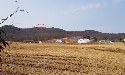 3.3㎡당 20만 원 하는 경기도 파주시 군내면 읍내리 토지. 왼쪽 빨간색 원안이 도라전망대. 오른쪽 빨간 원안이 군청 터 군부대. 사진=박현광 기자