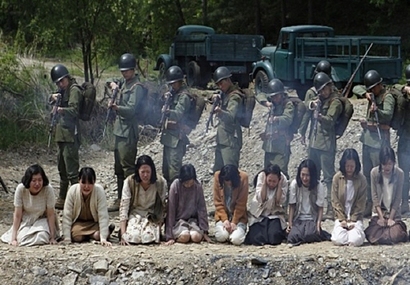 일본군이 위안부 소녀들에게 총구를 들이대며 사살하기 직전의 모습. 사진=‘귀향’ 스틸컷