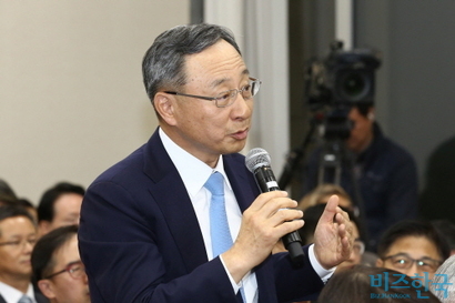 황창규 KT 회장이 2017년 10월 국정감사 증인으로 출석해 발언하고 있다. 사진=박은숙 기자